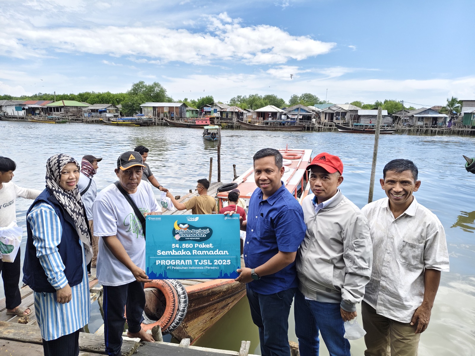 Menebar Kebaikan di Bulan Ramadhan: IPC TPK Bagikan Sembako untuk Masyarakat Pelabuhan
