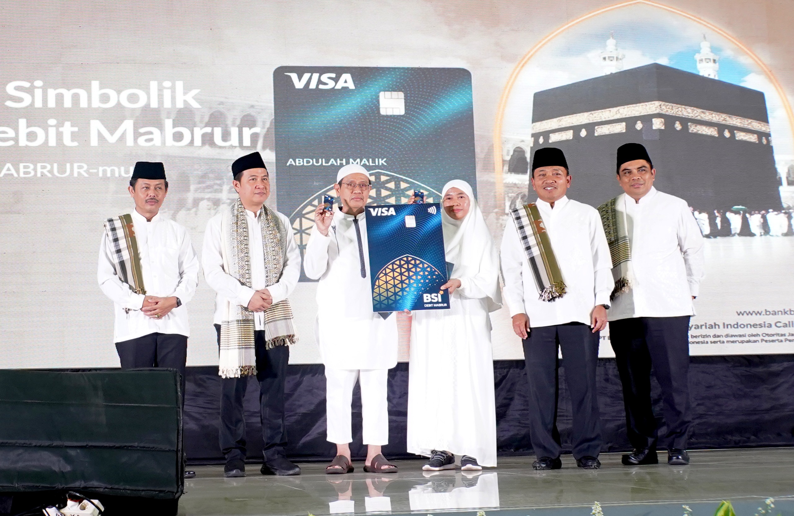 (Foto) Support Manasik Haji Nasional Serentak di Seluruh Indonesia, BSI Serahkan Kartu Mabrur Kepada Calon Jemaah
