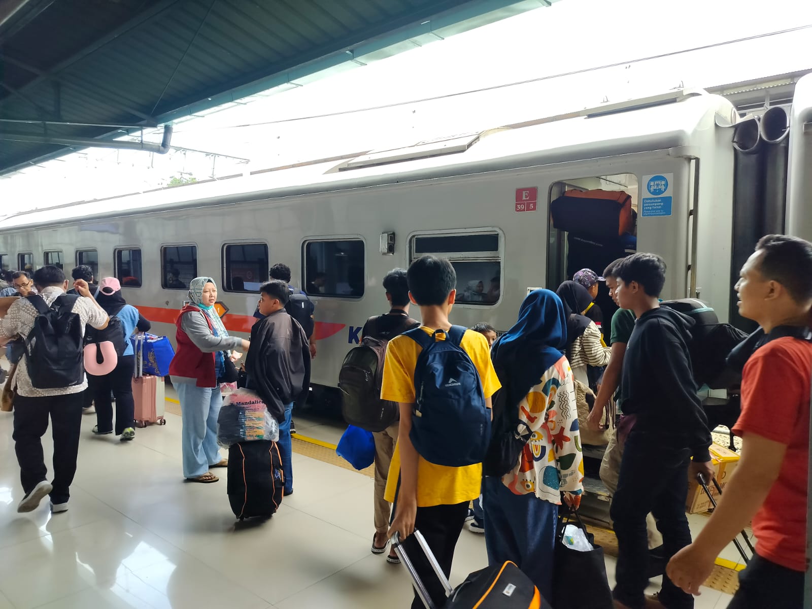 Penjualan Tiket Tertinggi 215.646 Lembar, KAI Layani 1,4 Juta Penumpang Hingga 28 Maret