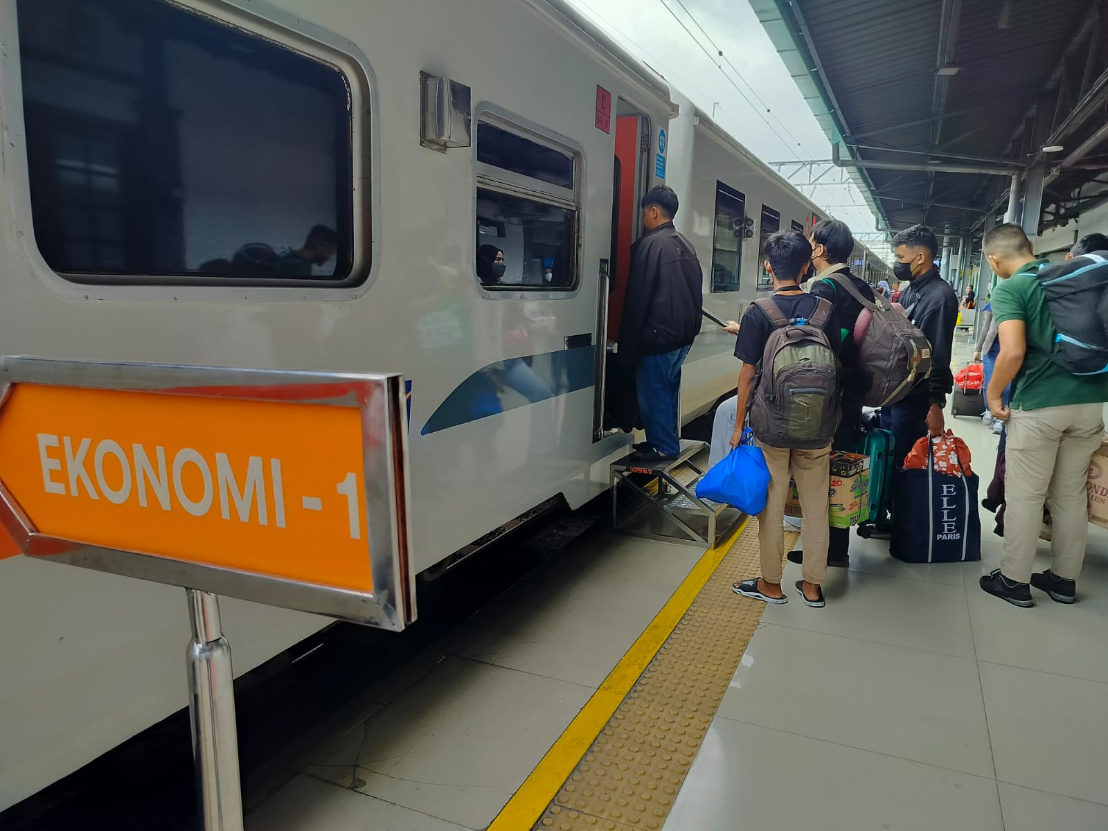 Rekor Tiket Terjual Saat Arus Mudik: 215.646 Tiket dalam Sehari