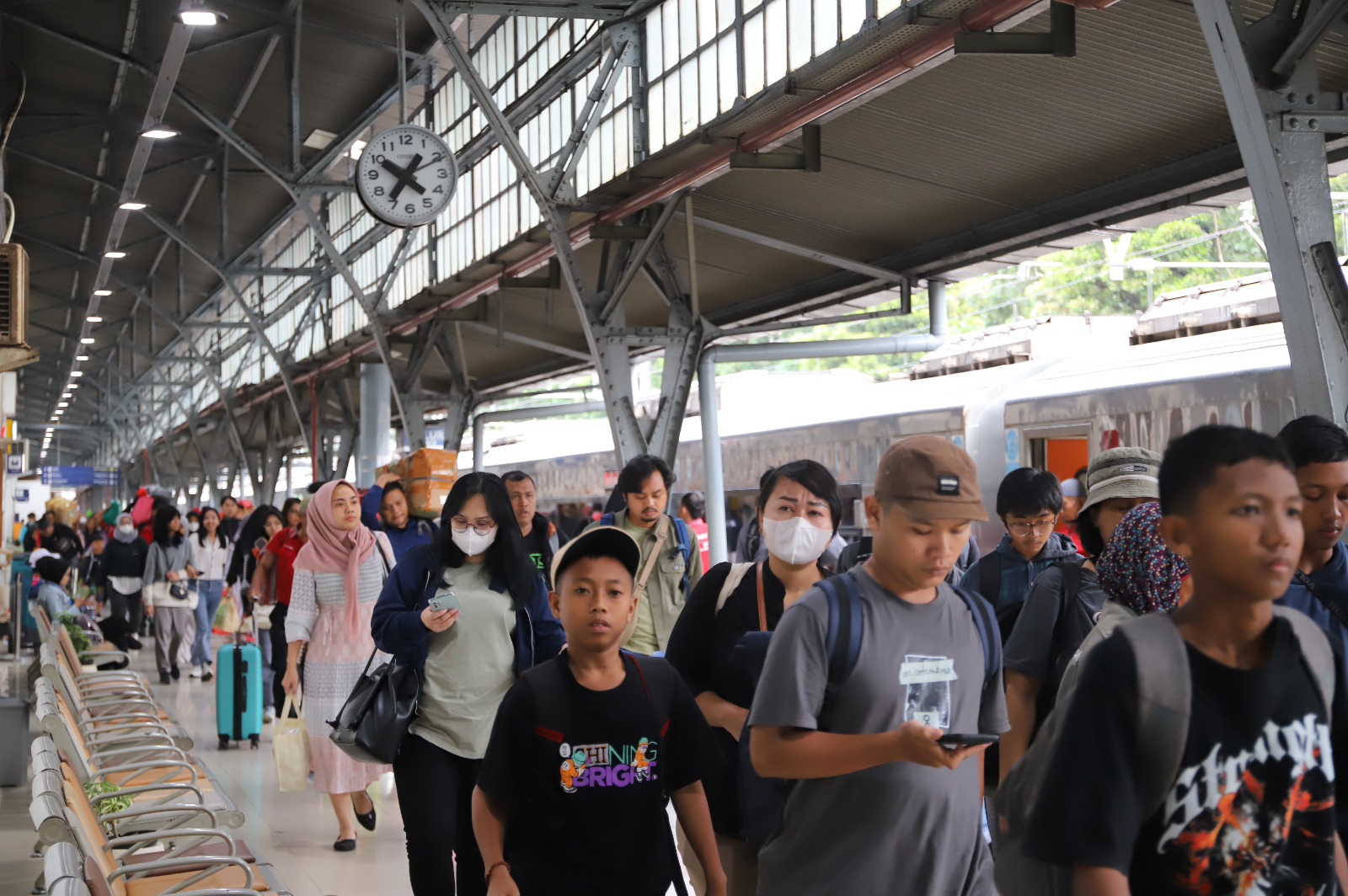 Hari Pertama Lebaran 2025: KAI Layani 984 Ribu Penumpang, 13,3 Juta Sejak 21 Maret