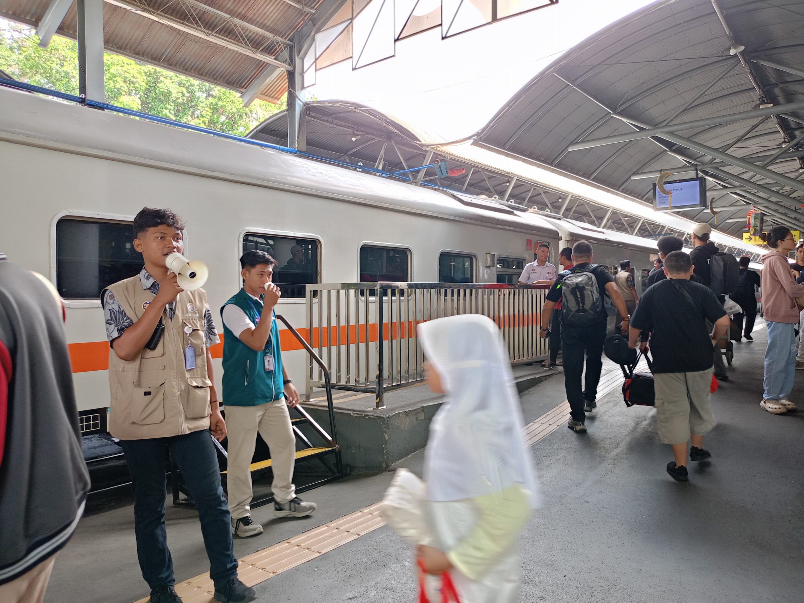 Komunitas Railfans dan Pramuka Turun ke Lapangan, Kawal Arus Penumpang Lebaran 2025