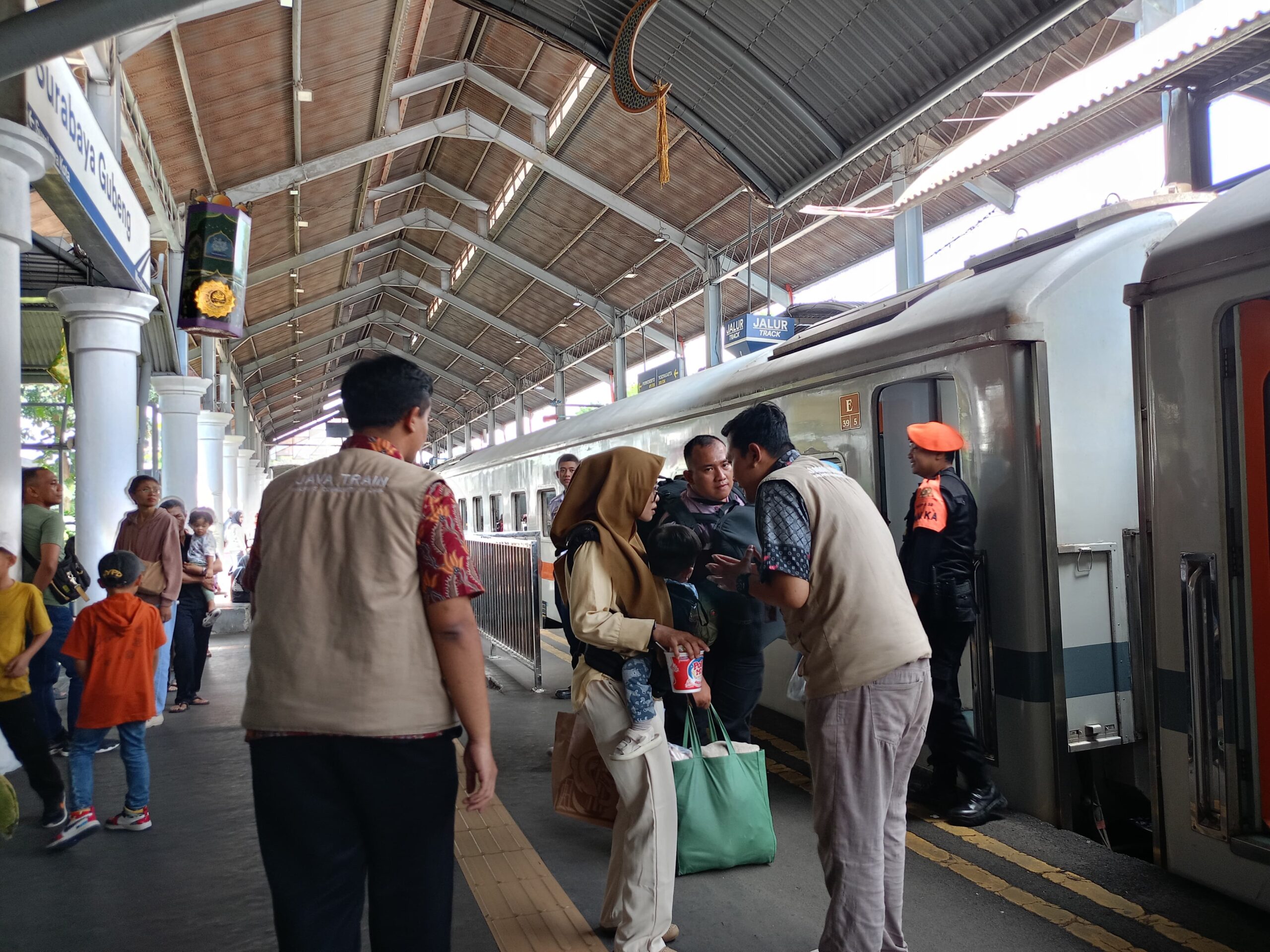Komunitas Railfans dan Pramuka Turut Sukseskan Angkutan Lebaran Bersama KAI