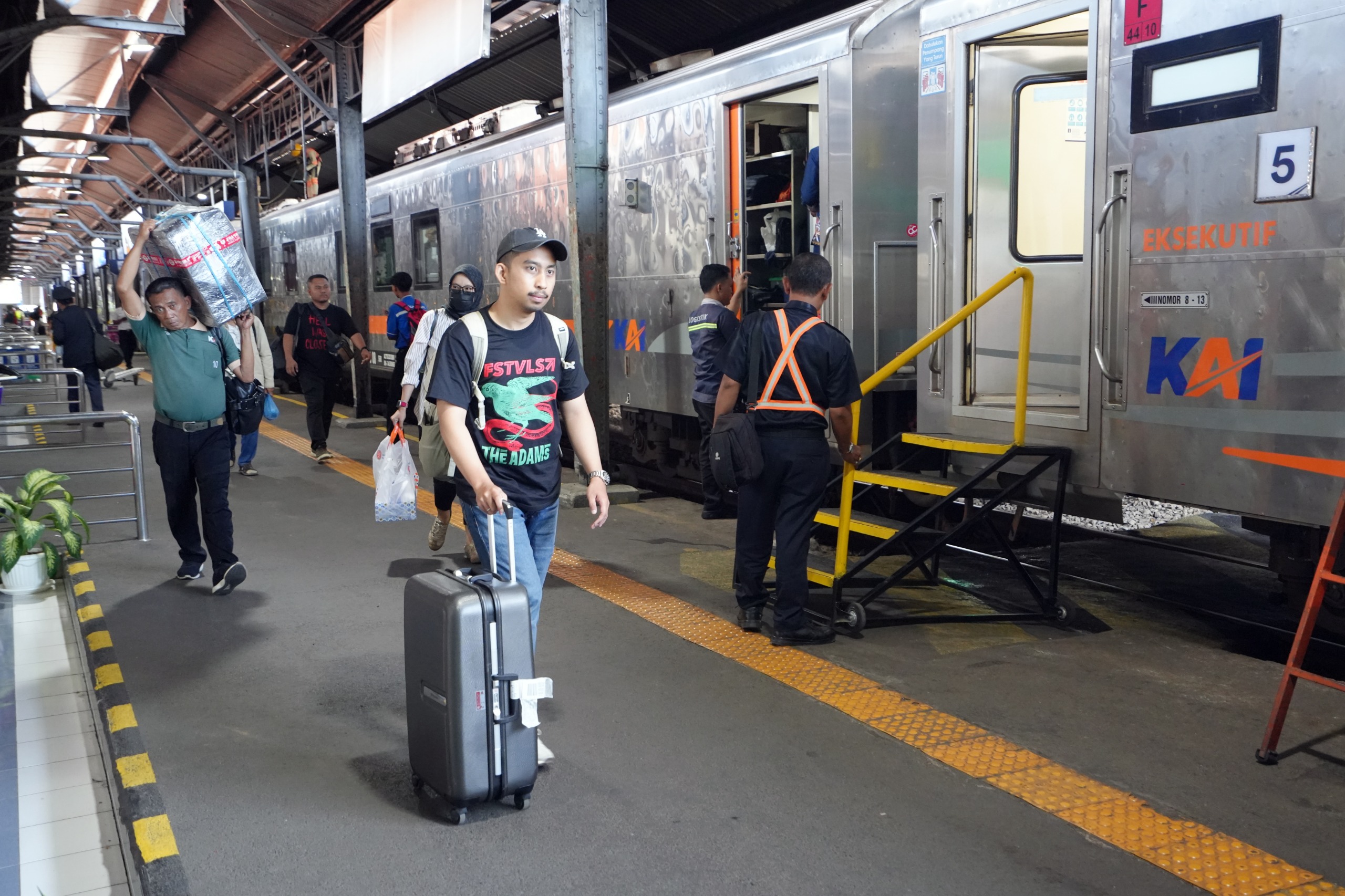 Semarang Diserbu Pemudik, Hampir Setengah Juta Penumpang Padati Stasiun Tawang dan Poncol Selama Lebaran