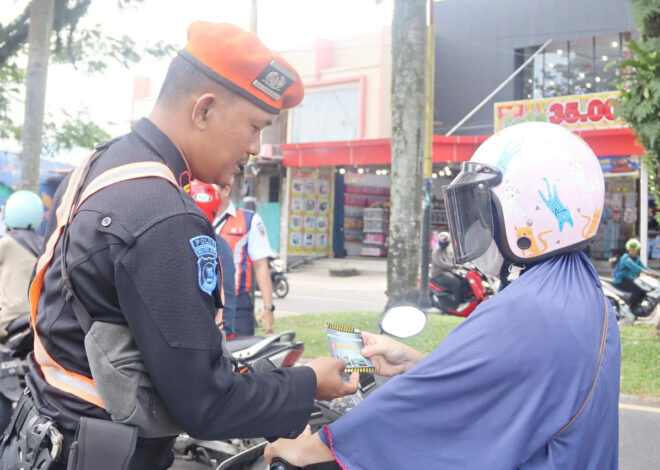 (FOTO) Edukasi Langsung di Perlintasan, KAI Divre II Sumbar Tekankan Pentingnya Disiplin