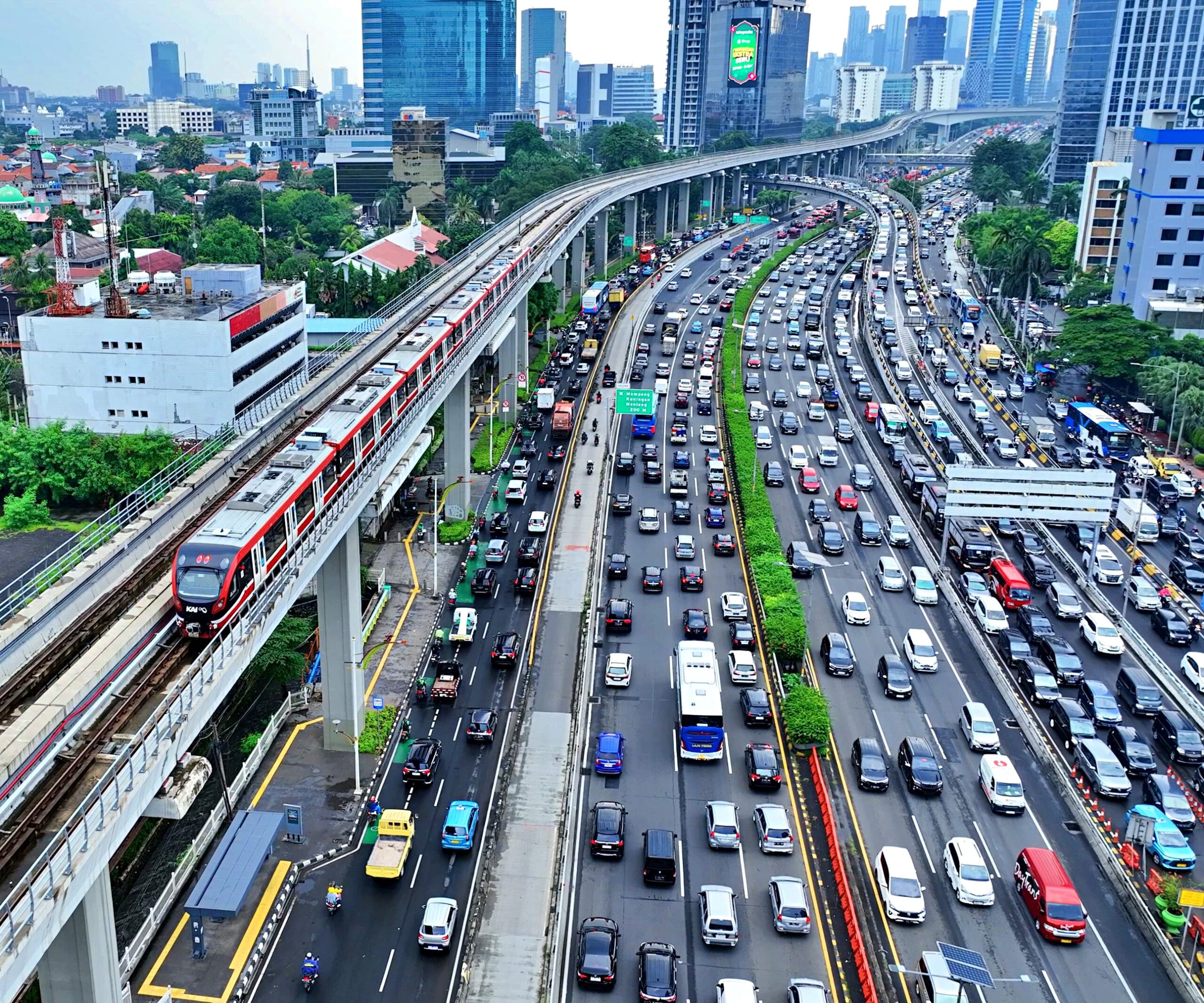 LRT Jabodebek Jadi Pilihan Cerdas Warga Urban: Emisi Rendah, Efisien, Modern
