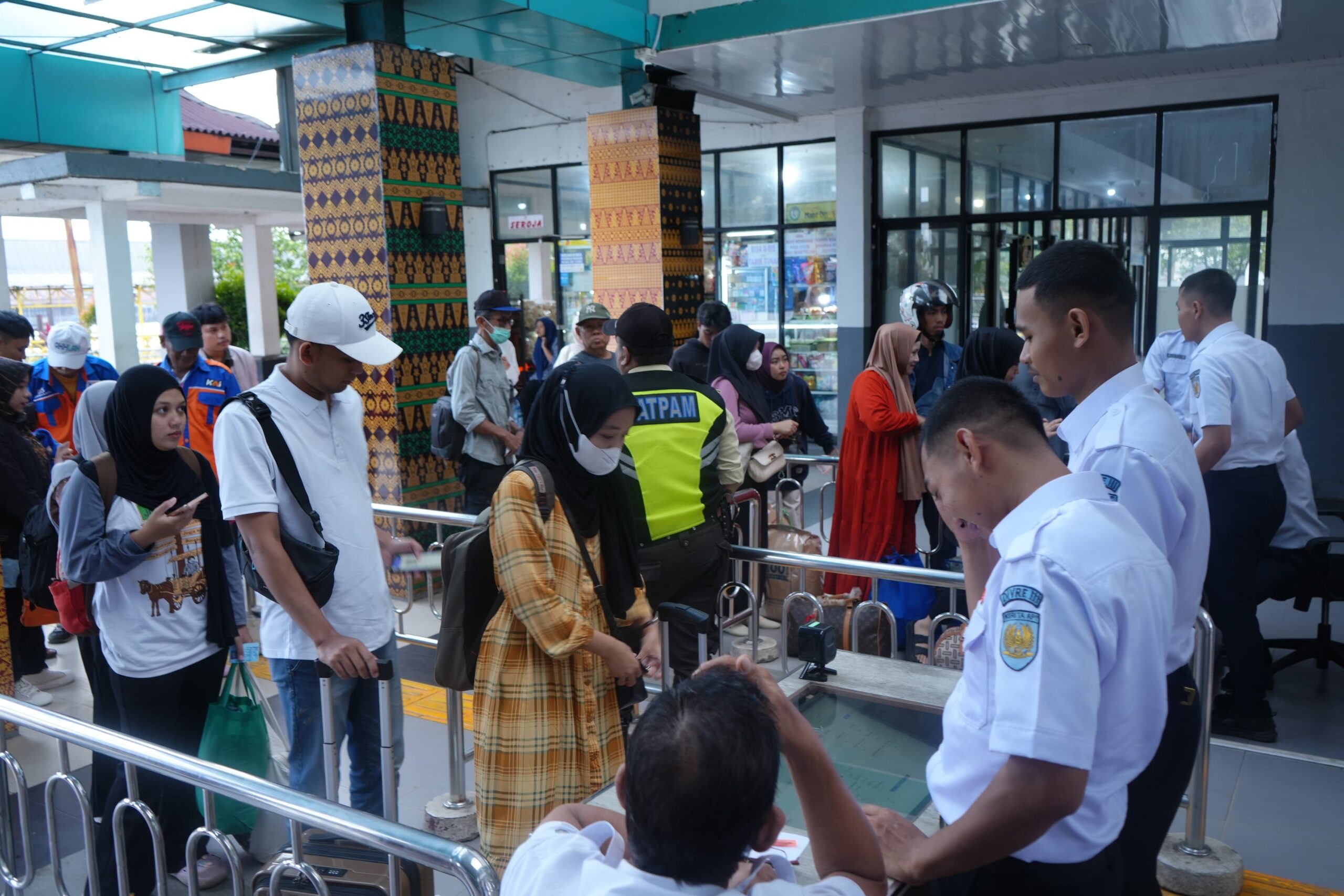 Perawatan Sarana Lokomotif KAI Divre III Palembang di Depo Kertapati untuk Libur Waisak yang Lancar