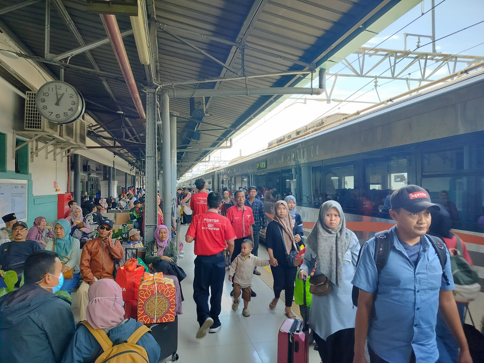 Libur Waisak Dorong Lonjakan Penumpang KAI Group hingga Lebih dari 6,6 Juta Orang